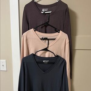 3 Women’s Carhartt V Neck tops